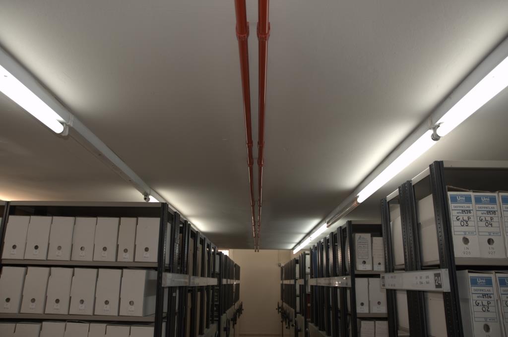 Distribución de tubos de aspiracion a lo largo del archivo para deteccion de humo en caso de incendio