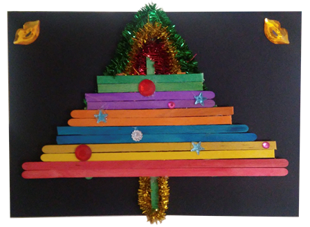 Árbol de Navidad hecho con madera y espumillón