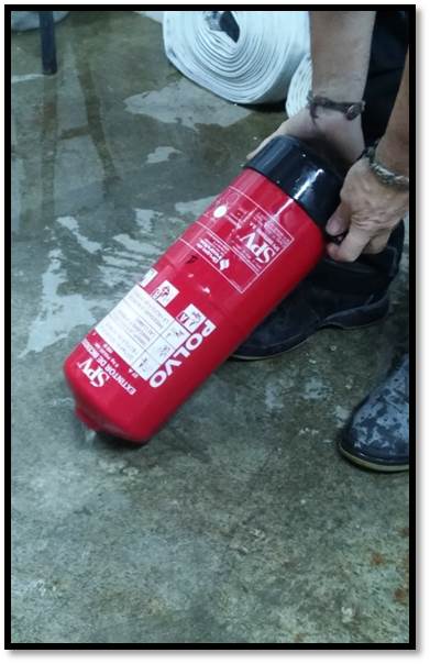 Vaciado del agua usada durante la prueba de presión del extintor