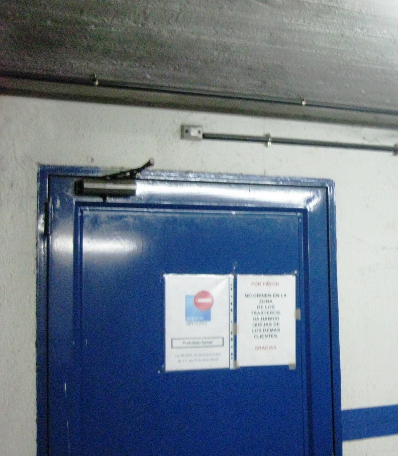 Piloto de accion remota sobre puerta en aparcamiento Puerta de cuarto técnico en aparcamiento con piloto de accion remota