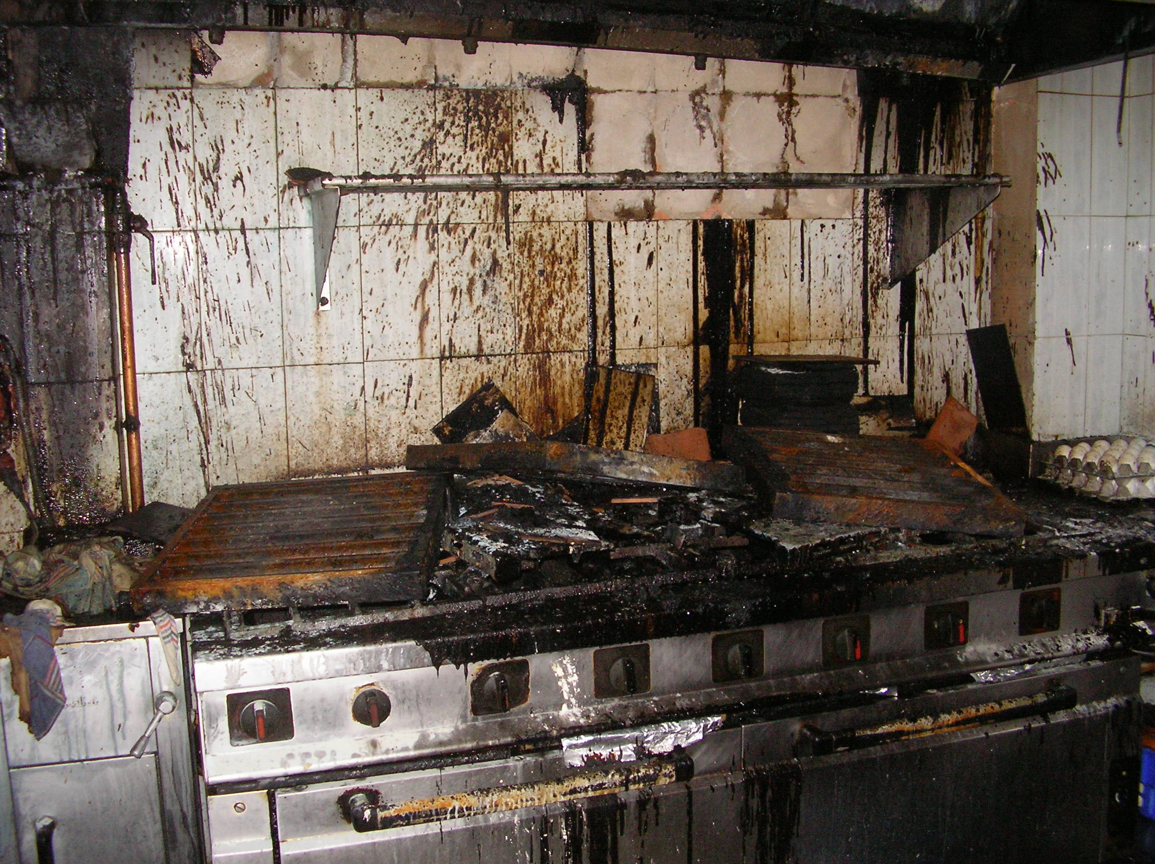 Fogones de cocina consumidos por incendio